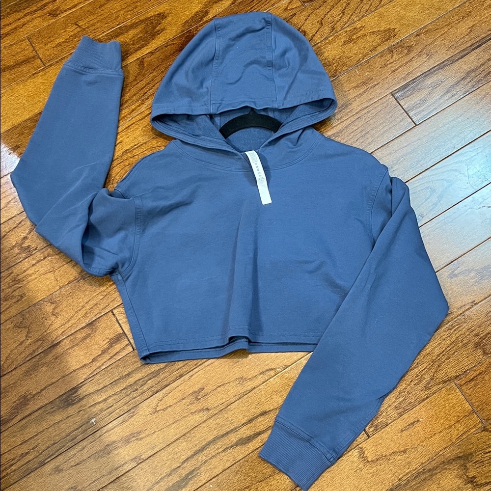 36. Lululemon all yours cropped hoodie size 4 blue EUC no pockets
